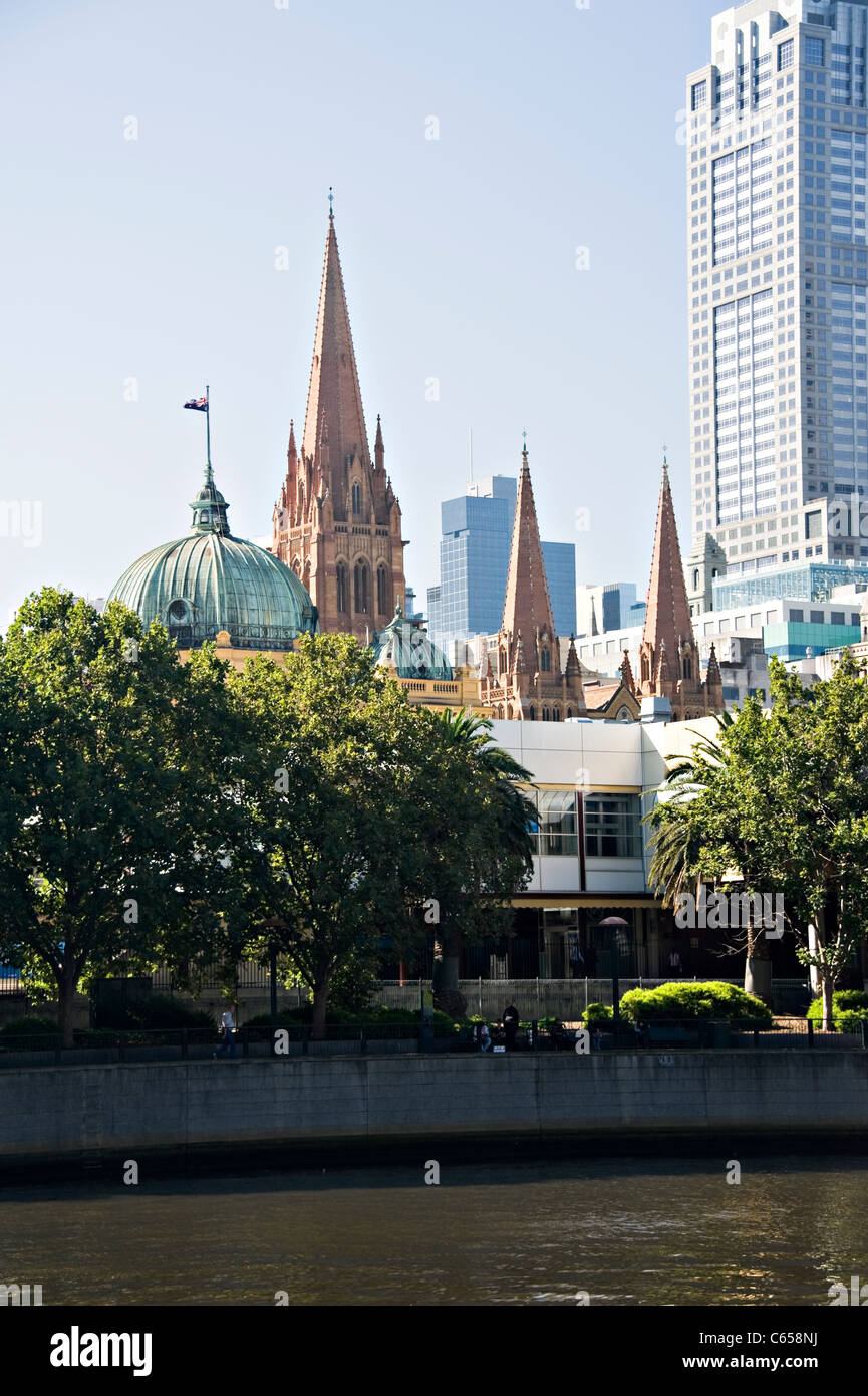 St Pauls Cathedral con 120 Collins Street la torre e la stazione di Flinders Street Dome dalla Southbank Promenade Melbourne Australia Foto Stock
