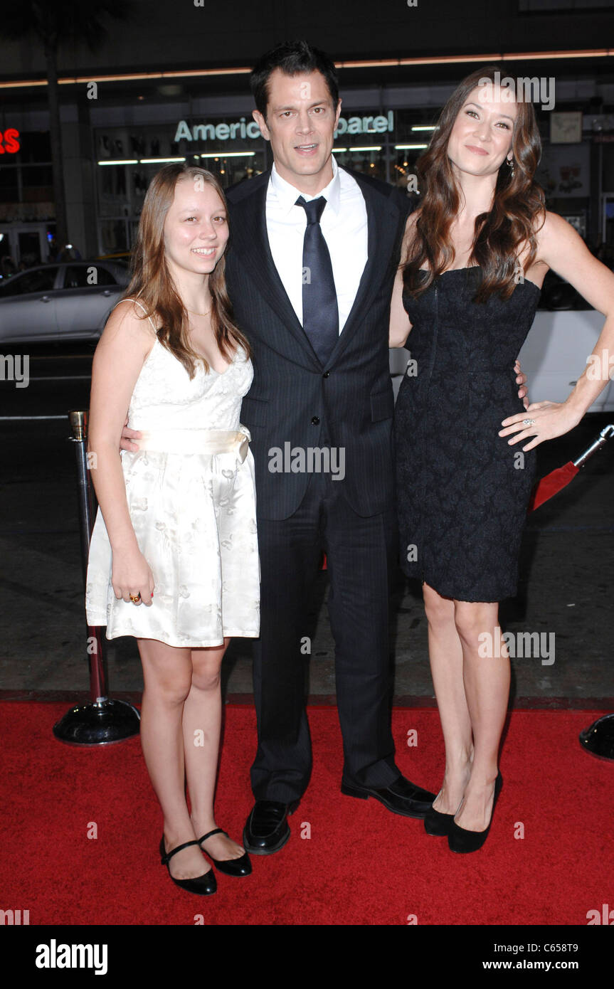 Madison Clapp, Johnny Knoxville, Naomi Nelson presso gli arrivi per Jackass 3D Premiere, Grauman's Chinese Theatre di Los Angeles, CA 13 ottobre 2010. Foto di: Elizabeth Goodenough/Everett Collection Foto Stock