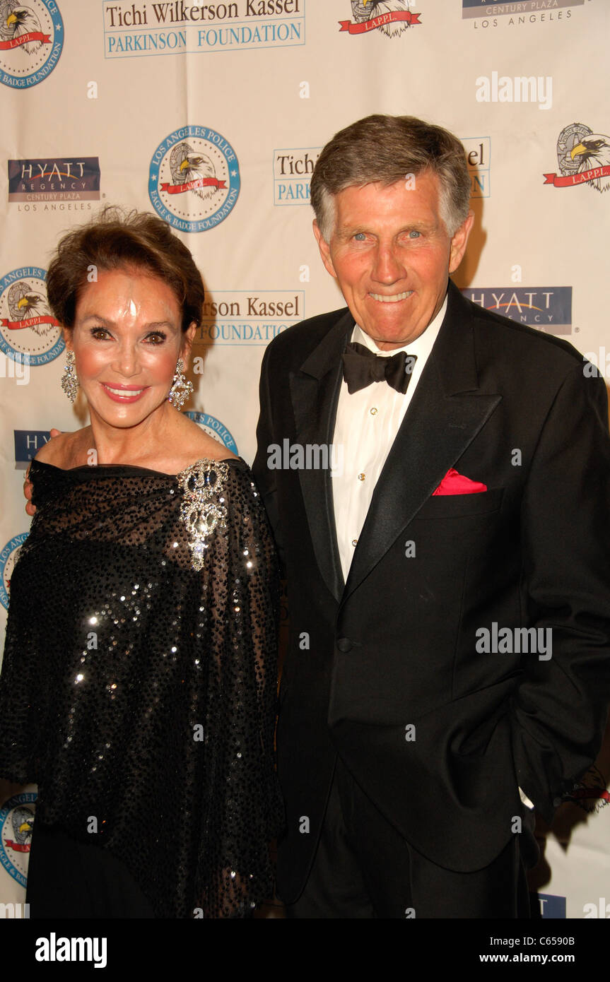 Mary Ann Mobley, Gary Collins di presenze per Los Angeles protettivo di polizia League's Eagle & Badge Foundation Gala, Hyatt Regency Century Plaza Hotel di Los Angeles, CA 21 agosto 2010. Foto: Richard Linton/Everett Collection Foto Stock