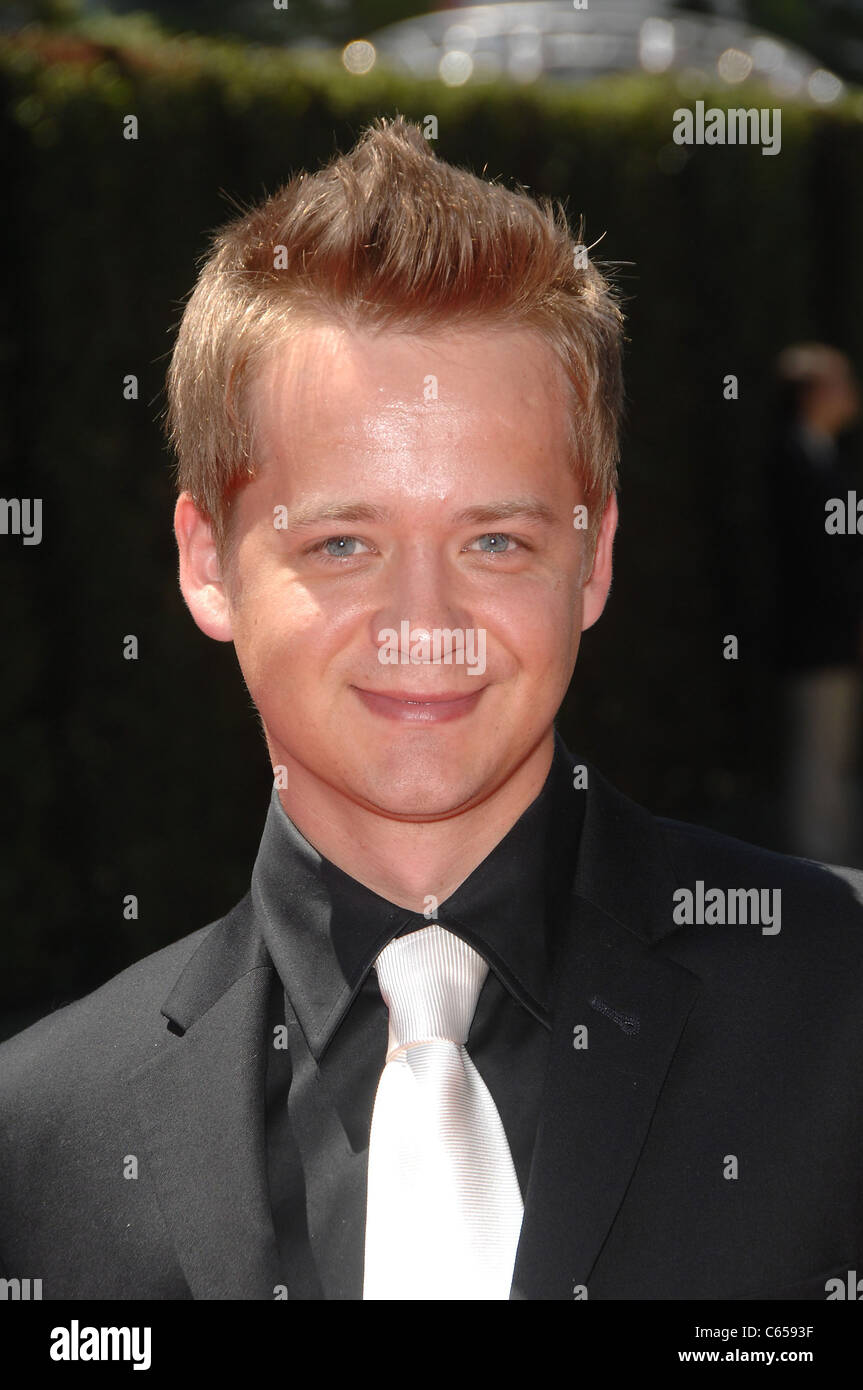 Jason Earles presso gli arrivi per il 2010 Creative Arts Emmy Awards, Nokia Theater, Los Angeles, CA 21 agosto 2010. Foto Da: Michael Germana/Everett Collection Foto Stock