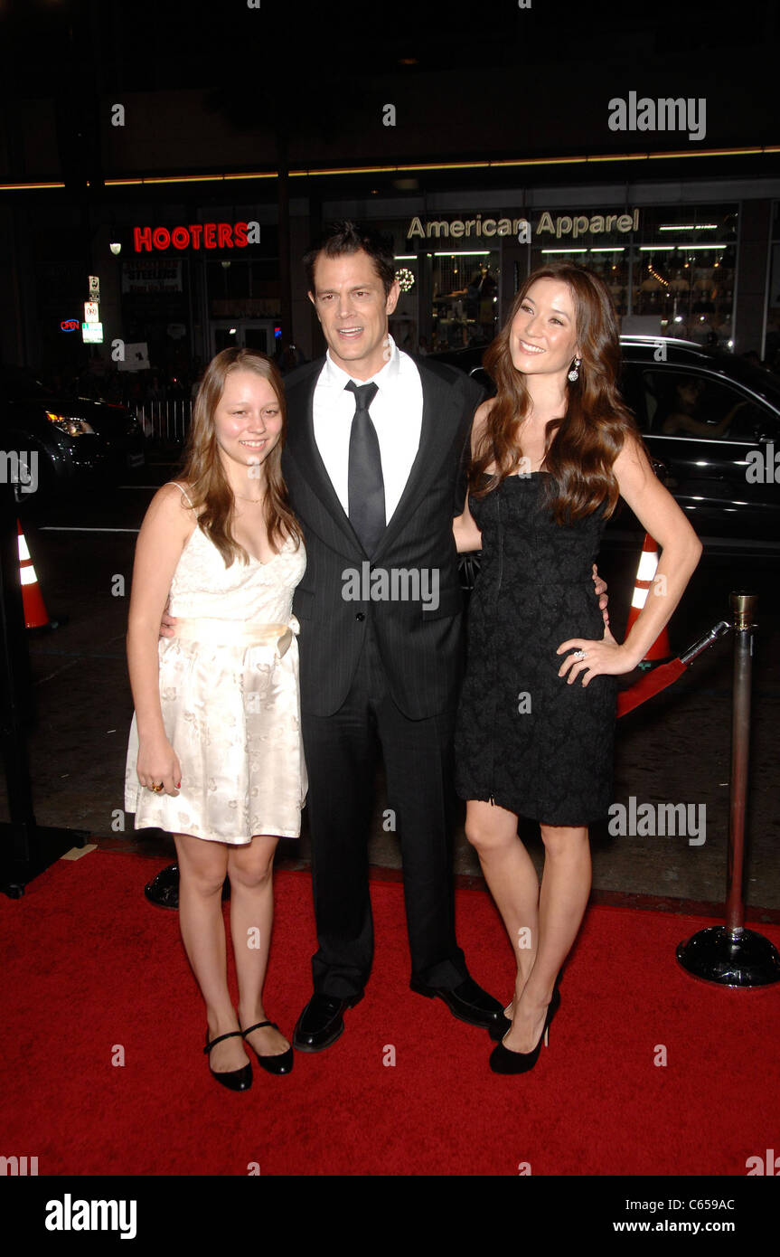 Madison Clapp, Johnny Knoxville, Naomi Nelson presso gli arrivi per Jackass 3D Premiere, Grauman's Chinese Theatre di Los Angeles, CA 13 ottobre 2010. Foto Da: Michael Germana/Everett Collection Foto Stock