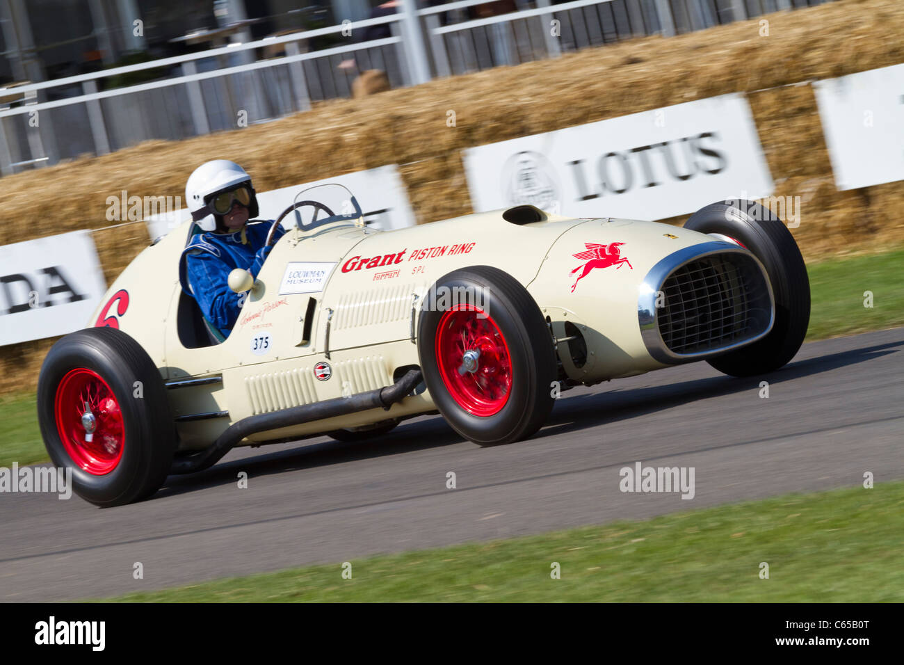 1952 Ferrari 375 "sovvenzione Anello del Pistone Special' con Autista Evert Louwman al 2011 Goodwood Festival of Speed, Sussex England, Foto Stock