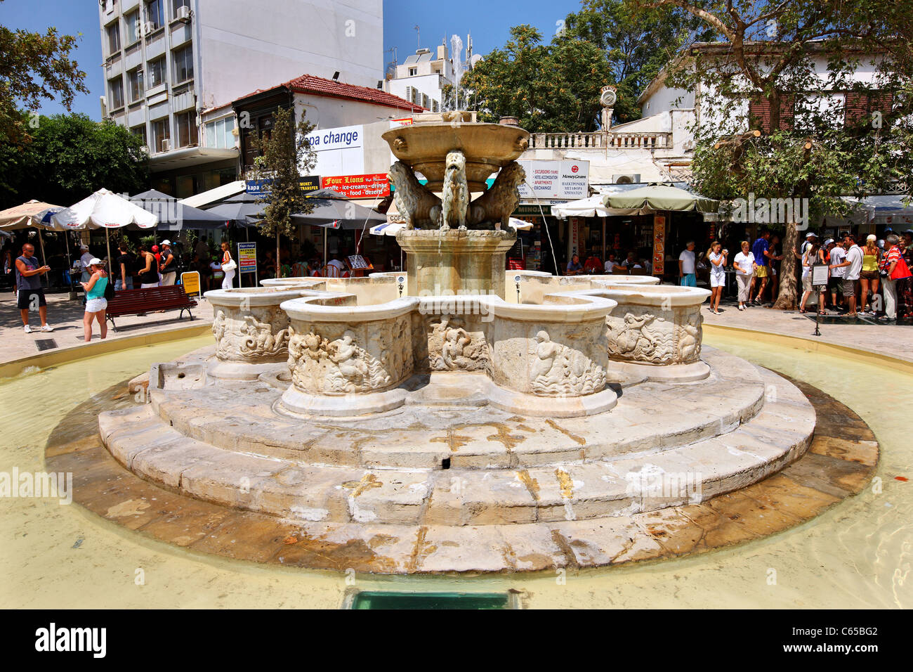 Il Elefteriou Venizelou piazza con la fontana Morozini, meglio noto come "i leoni", Heraklion, Creta, Grecia. Foto Stock