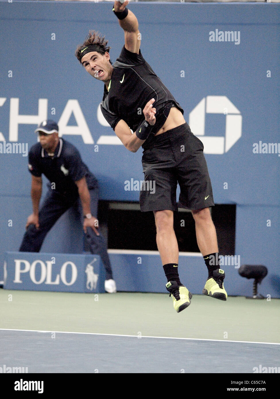 Rafael Nadal di presenze per US Open 2010 Torneo di Tennis Uomini Singoli finali corrispondono, Arthur Ashe Stadium di New York, NY, 13 settembre 2010. Foto di: Rob ricco/Everett Collection Foto Stock