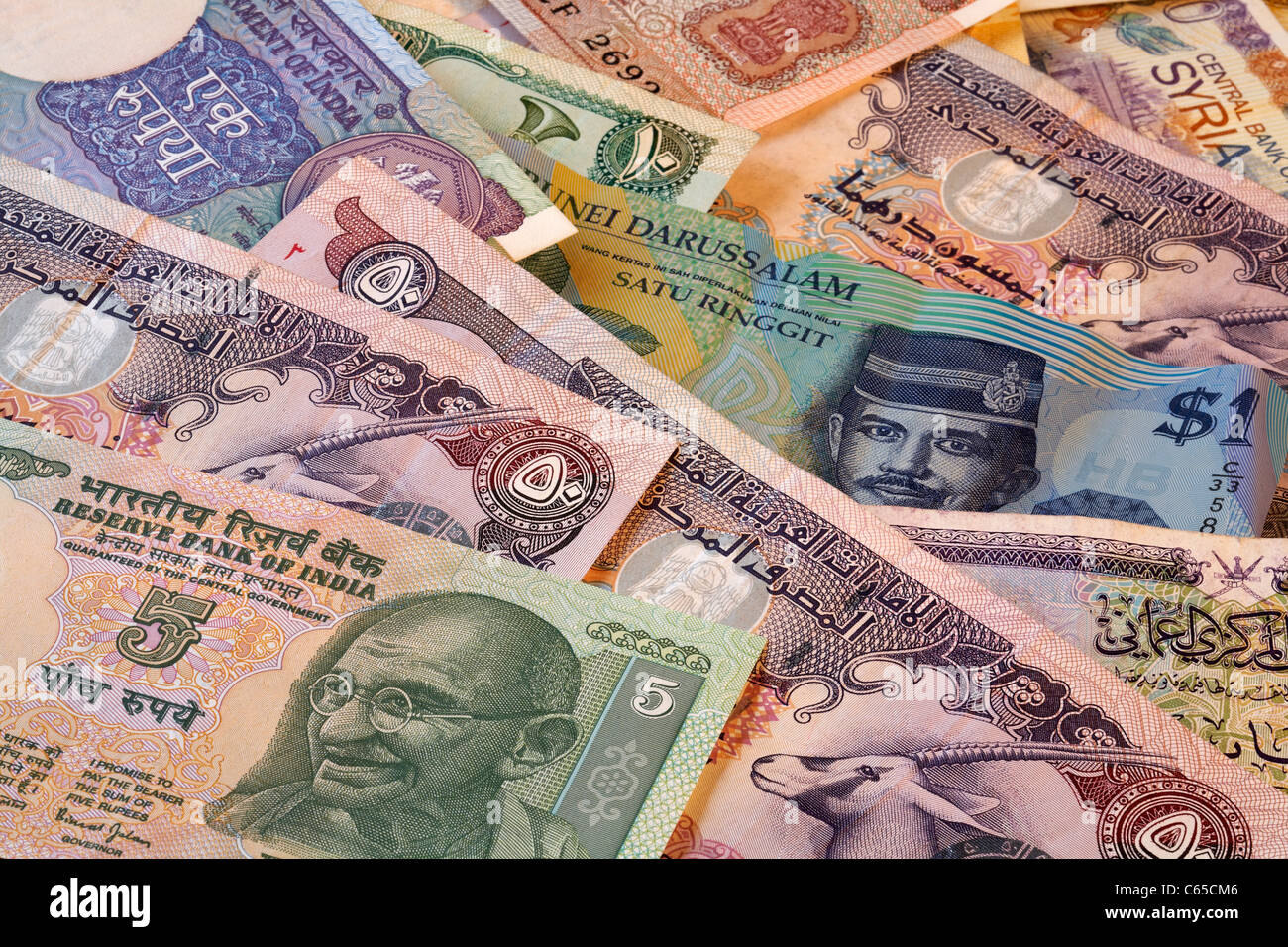 Cambio di banconote India e paesi arabi inclusi Brunei, Emirati arabi uniti, Oman, Siria Foto Stock