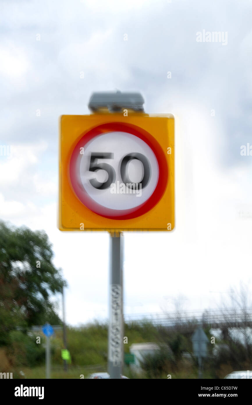 A 50 mph British segnale di limite di velocità che mostra il movimento per indicare la velocità in eccesso Foto Stock