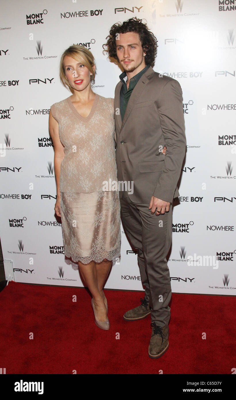 Sam Taylor-Wood, Aaron Johnson presso gli arrivi per NOWHERE BOY Premiere, BMCC Tribeca Performing Arts Center di New York, NY, 21 settembre 2010. Foto di: Rob Kim/Everett Collection Foto Stock