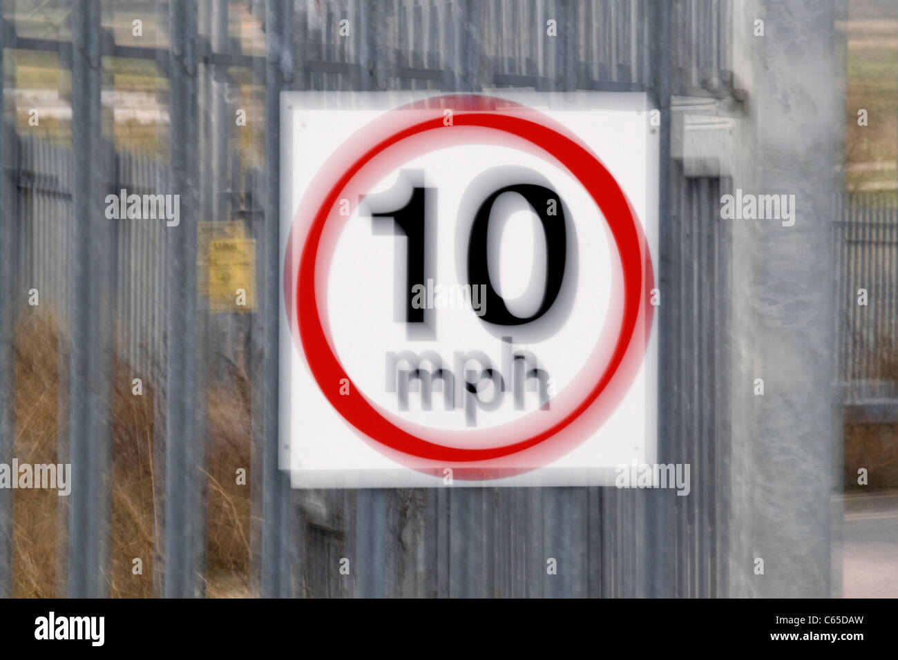 A 10 mph British segnale di limite di velocità che mostra il movimento per indicare la velocità in eccesso Foto Stock