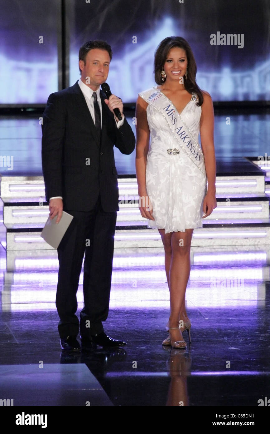 Chris Harrison, Miss Arkansas, Alyse ronto di presenze per 2011 Cerimonia di Miss America, Planet Hollywood Resort and Casino Las Vegas NV, Gennaio 15, 2011. Foto di: James Atoa/Everett Collection Foto Stock