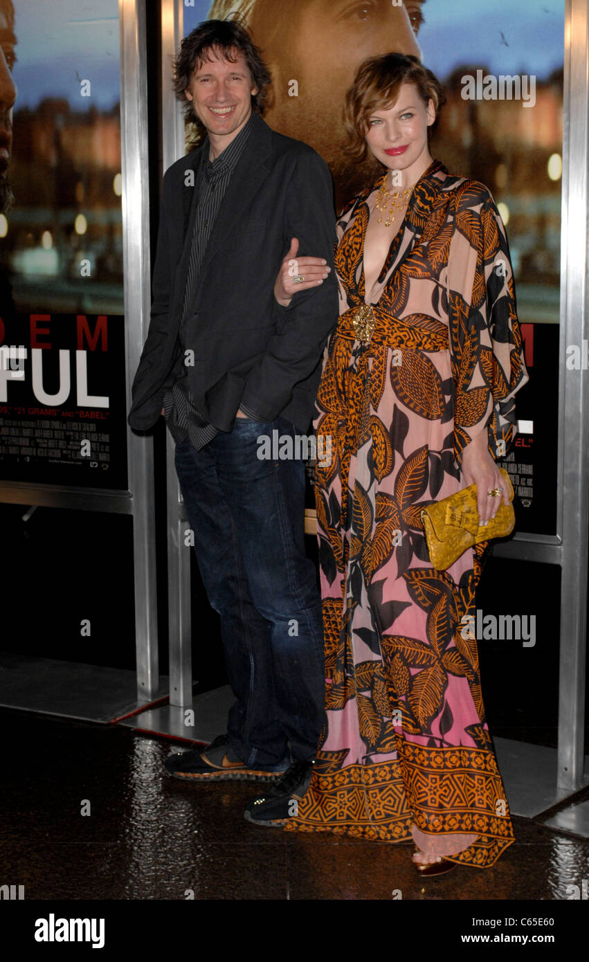 Milla Jovovich, Paul Anderson presso gli arrivi per BIUTIFUL Premiere, Directors Guild of America (DGA) teatro, Los Angeles, CA, 14 dicembre 2010. Foto di: Elizabeth Goodenough/Everett Collection Foto Stock