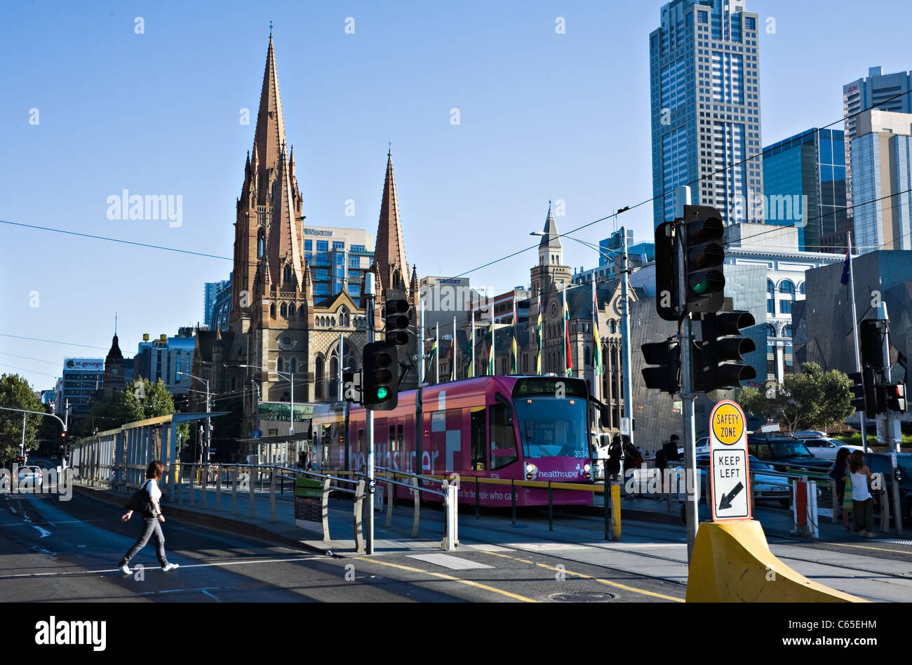 La Flinders Street dalla stazione del tram e la fermata con san Paolo Cattedrale Anglicana Melbourne Victoria Australia Foto Stock