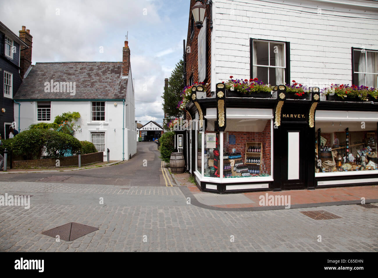 High street e ingresso alla birreria Harveys, Lewes, Sussex, Regno Unito - Scene di città Foto Stock