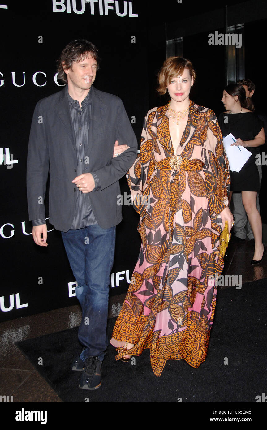 Paul Anderson Milla Jovovich presso gli arrivi per BIUTIFUL Premiere, Directors Guild of America (DGA) teatro, Los Angeles, CA, 14 dicembre 2010. Foto Da: Michael Germana/Everett Collection Foto Stock