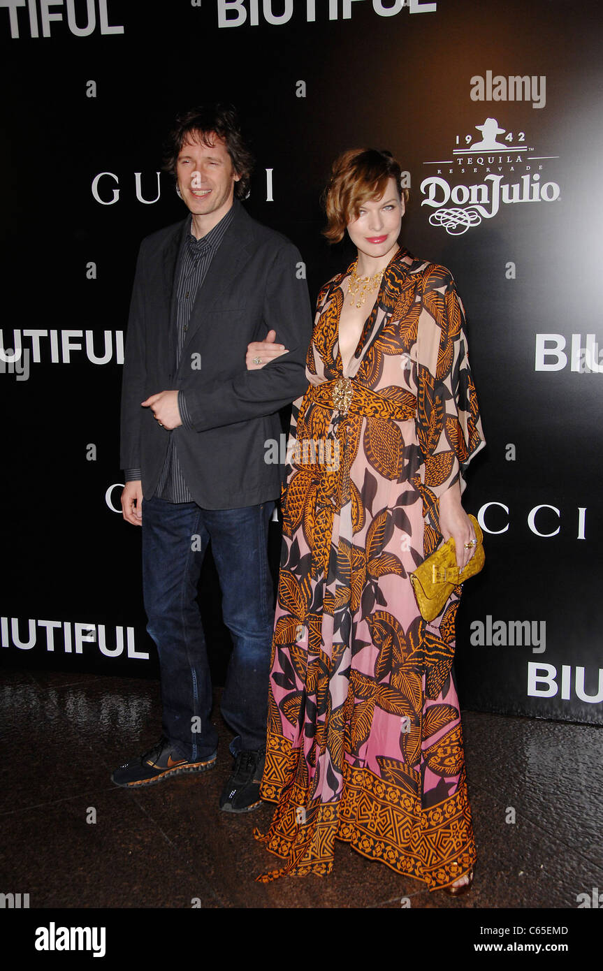 Paul Anderson Milla Jovovich presso gli arrivi per BIUTIFUL Premiere, Directors Guild of America (DGA) teatro, Los Angeles, CA, 14 dicembre 2010. Foto Da: Michael Germana/Everett Collection Foto Stock