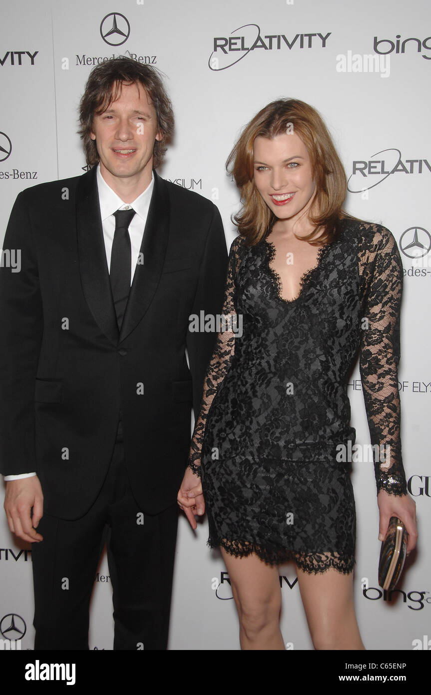 Paul Anderson Milla Jovovich presso gli arrivi per l arte di Elysium quarto anno Black Tie Gala Benefico il cielo, l'edificio Annenberg al California Science Center di Los Angeles, CA 15 gennaio 2011. Foto Da: Michael Germana/Everett Collection Foto Stock