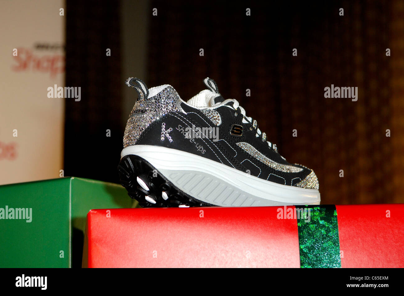 Nuove scarpe Skechers alla conferenza stampa di SKECHER Shape-Ups partner  con Kim Kardashian, Regent Beverly Wilshire, Los Angeles, CA Novembre 22,  2010. Foto di: Elizabeth Goodenough/Everett Collection Foto stock - Alamy