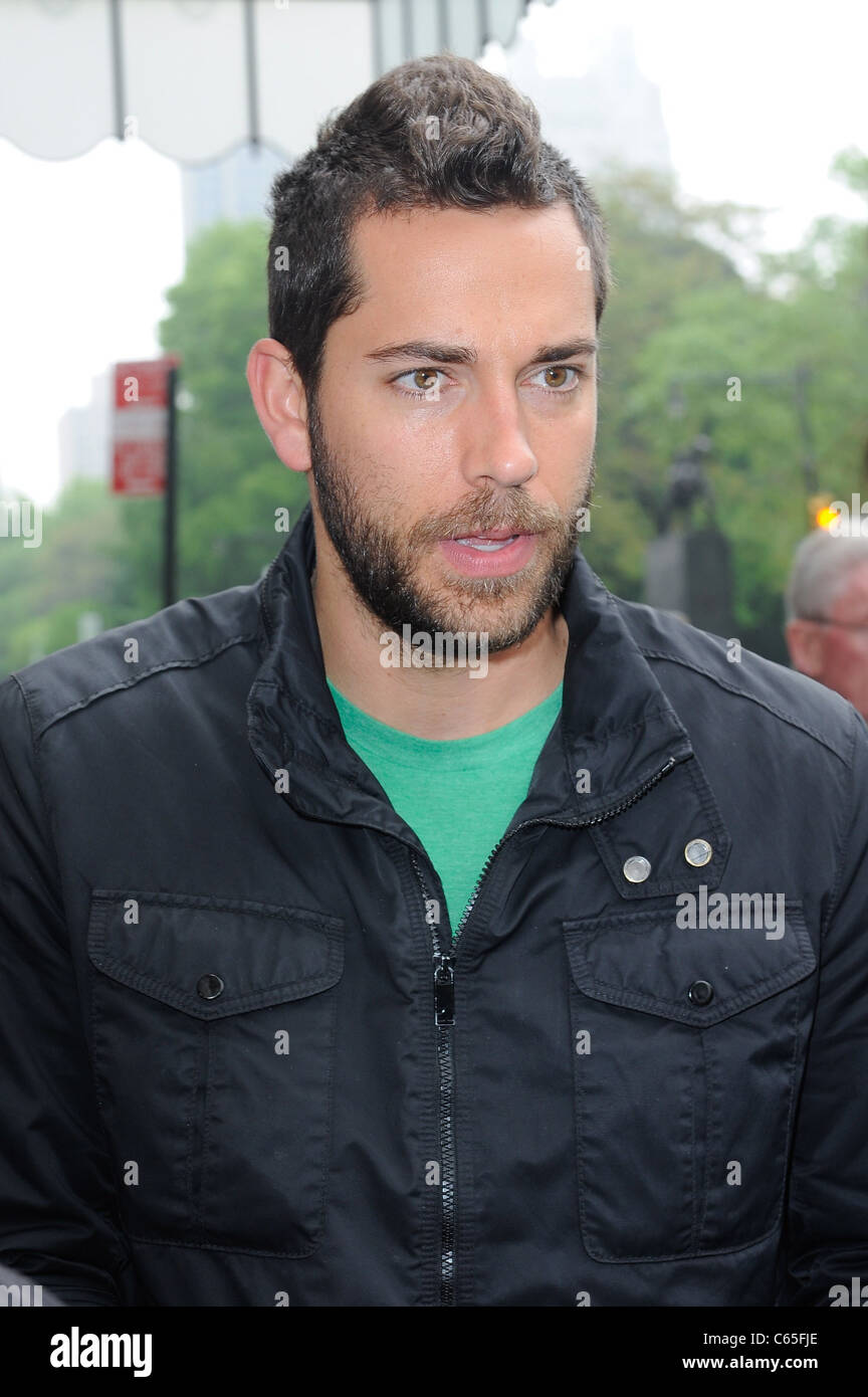 Zachary Levi, entra in un hotel di Midtown Manhattan fuori e circa per celebrità CANDIDS - SUN, , New York, NY Maggio 15, 2011. Foto di: Ray Tamarra/Everett Collection Foto Stock