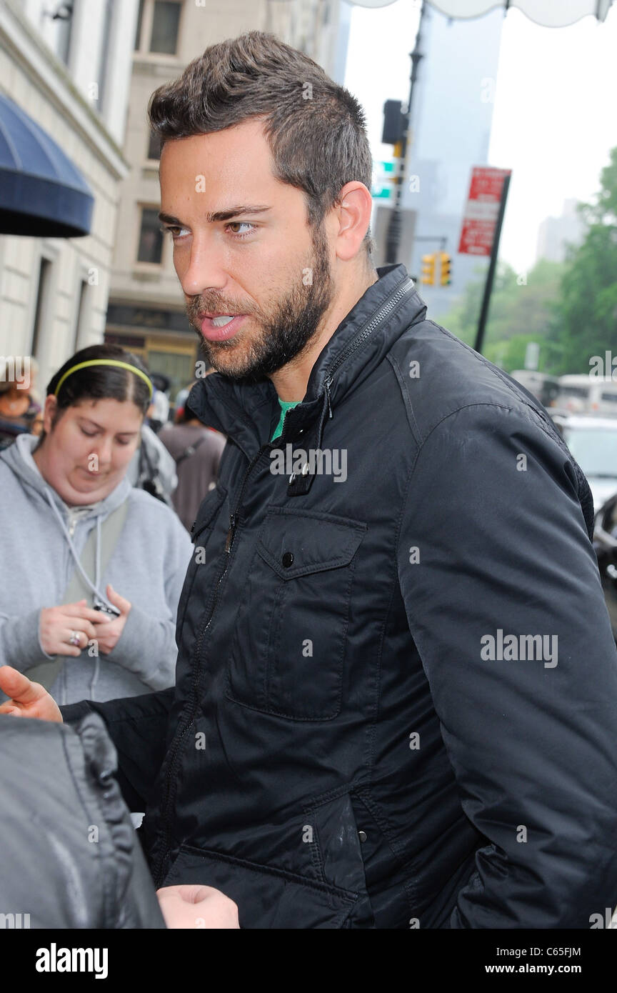 Zachary Levi, entra in un hotel di Midtown Manhattan fuori e circa per celebrità CANDIDS - SUN, , New York, NY Maggio 15, 2011. Foto di: Ray Tamarra/Everett Collection Foto Stock