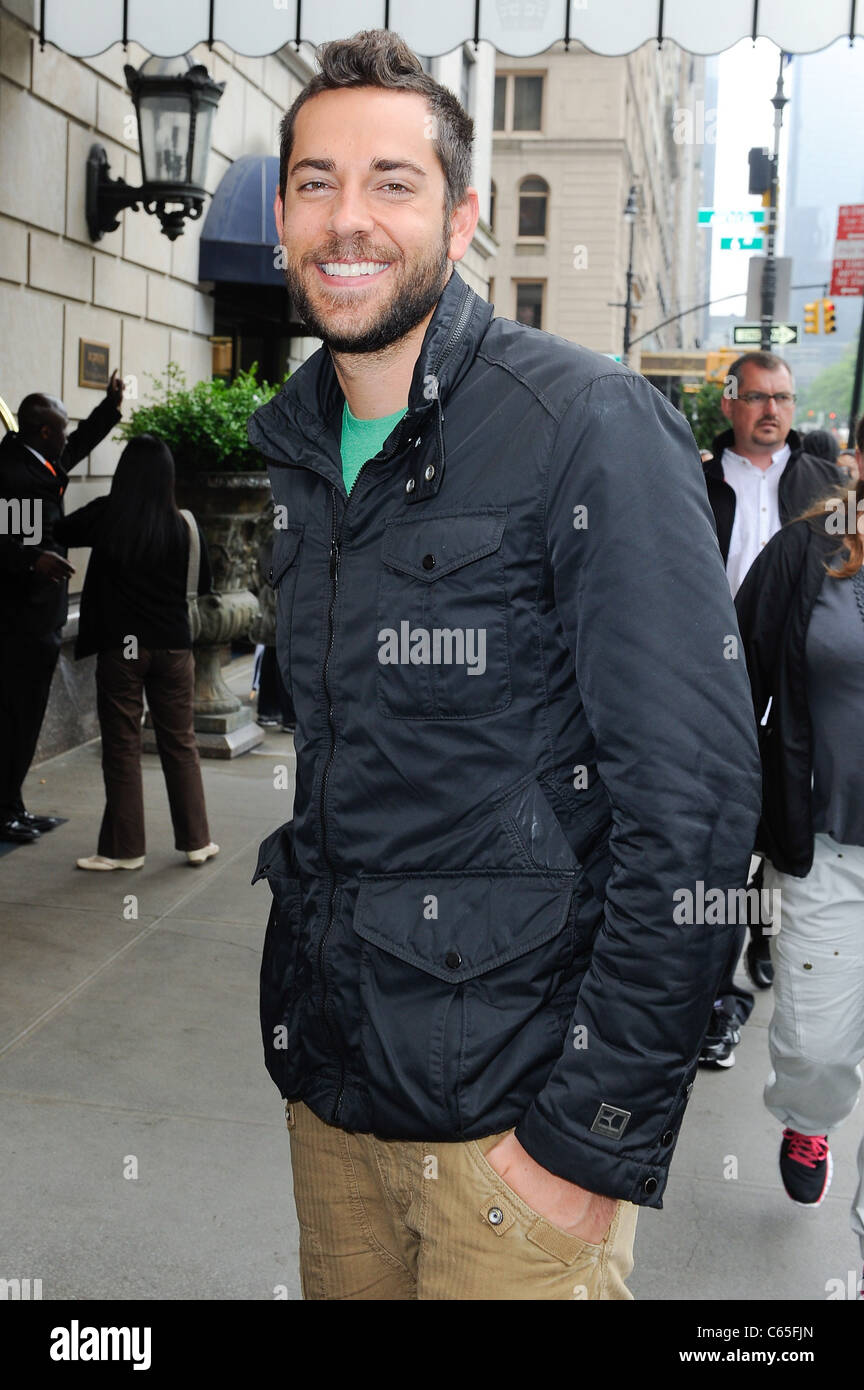 Zachary Levi, entra in un hotel di Midtown Manhattan fuori e circa per celebrità CANDIDS - SUN, , New York, NY Maggio 15, 2011. Foto di: Ray Tamarra/Everett Collection Foto Stock