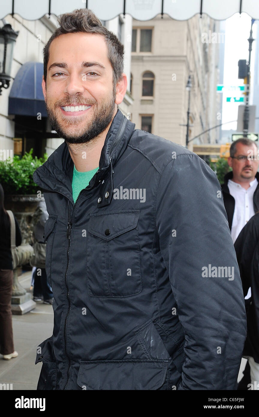 Zachary Levi, entra in un hotel di Midtown Manhattan fuori e circa per celebrità CANDIDS - SUN, , New York, NY Maggio 15, 2011. Foto di: Ray Tamarra/Everett Collection Foto Stock