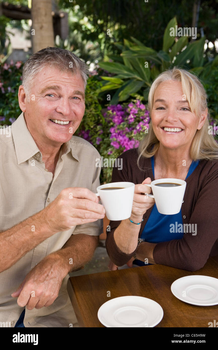 Coppia matura avente il caffè Foto Stock