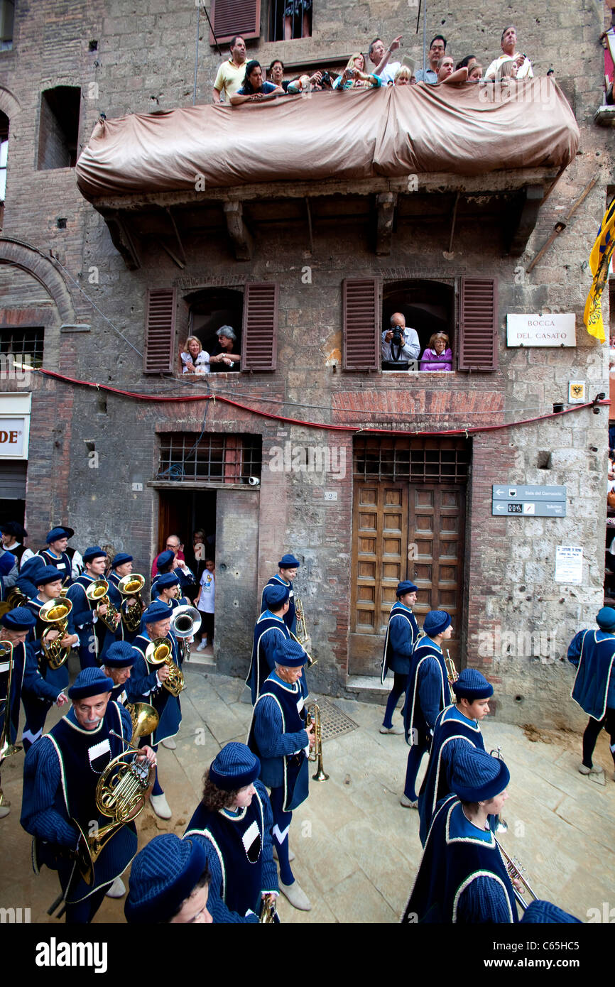 Palio di Siena 2011, 2 luglio. Cavallo di Razza: rievocazione storica e corteo, Piazza del Campo Palio di Siena. Solo uso editoriale. Foto Stock