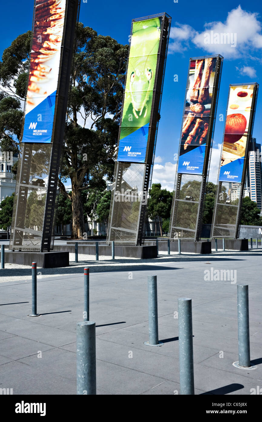 Banner e poster pubblicità il Melbourne Museum in giardini Carlton con Royal Exhibition Building, Victoria, Australia Foto Stock