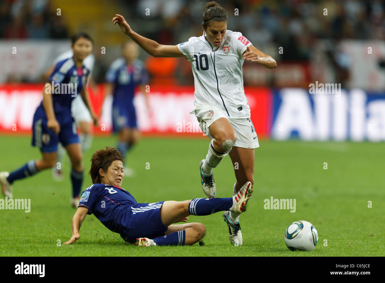 Carli Lloyd degli Stati Uniti (R) evita un tackle di Aya Miyama del Giappone (L) durante la finale della Coppa del mondo femminile FIFA del 17 luglio 2011 allo stadio della Coppa del mondo femminile FIFA di Francoforte, Germania. Solo per uso editoriale. Uso commerciale vietato. (Fotografia di Jonathan Paul Larsen / Diadem Images) Foto Stock