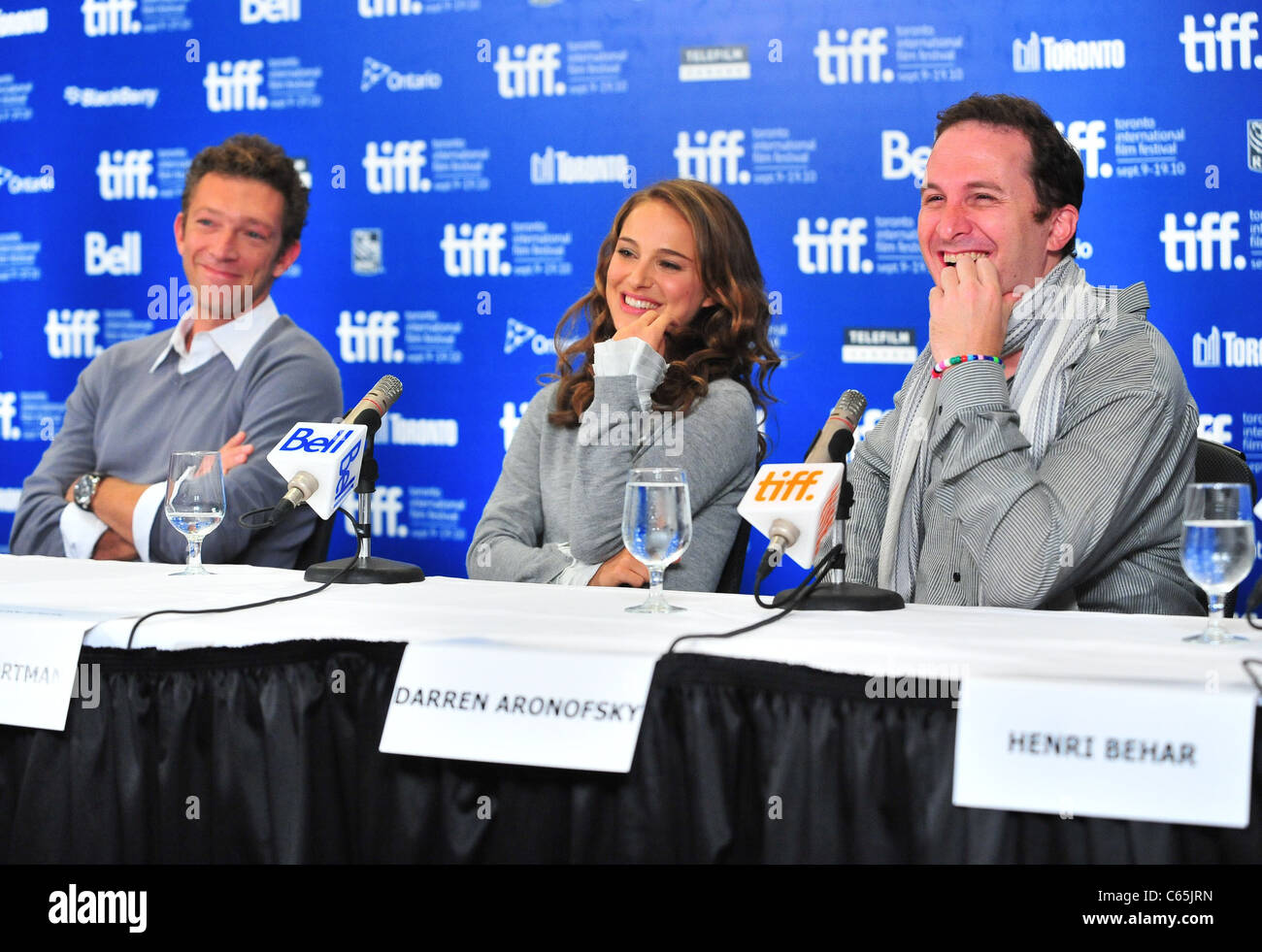 (L-R) Vincent Cassel, Natalie Portman, Darren Aronofsky alla conferenza stampa per BLACK SWAN Conferenza stampa al Toronto International Film Festival (TIFF), Hyatt Regency Hotel, Toronto, il 14 settembre 2010. Foto di: Gregorio T. Binuya/Everett Collection Foto Stock