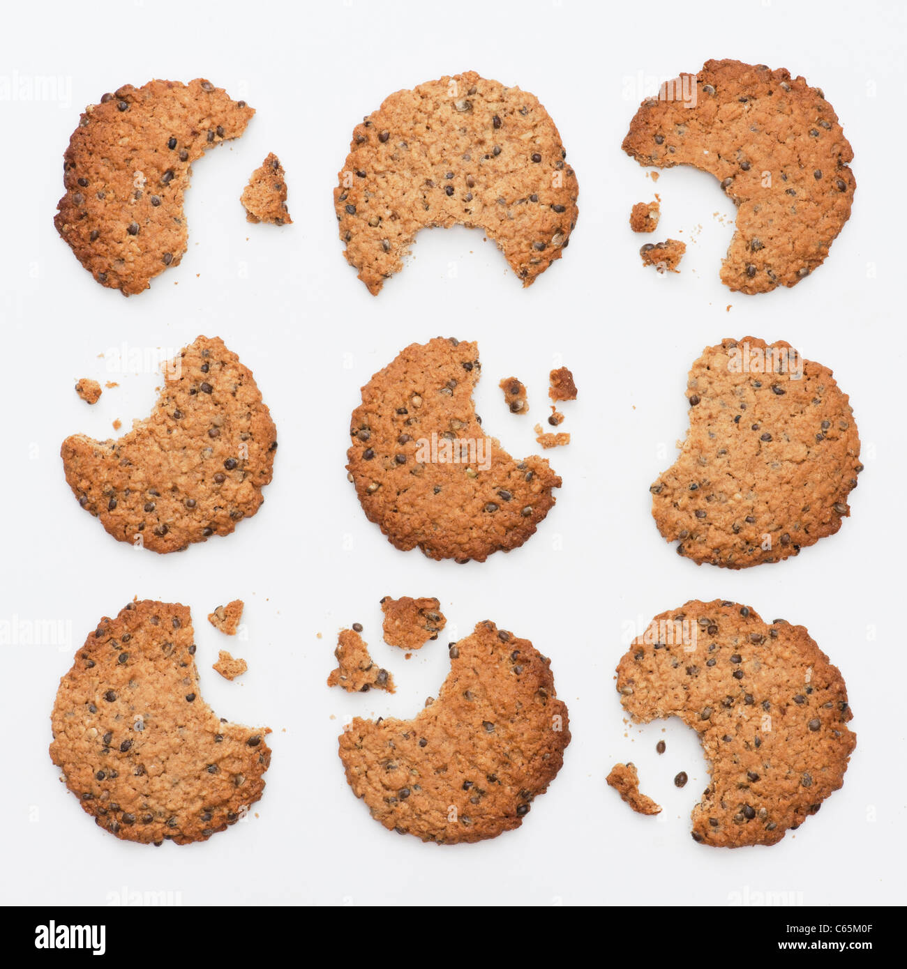 I semi di canapa cookie . Biscotti fatti in casa fatta con i semi di canapa su sfondo bianco Foto Stock