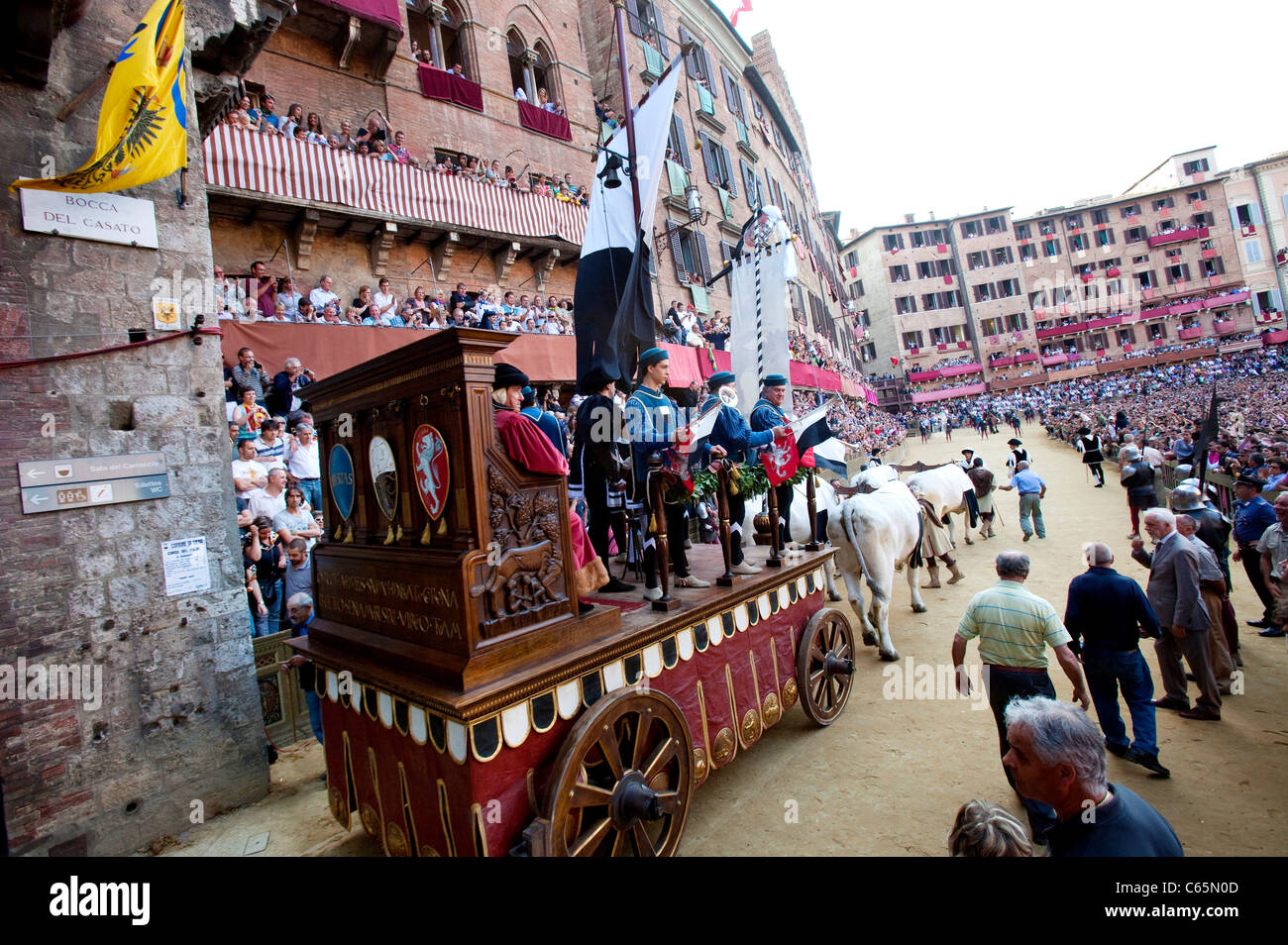 Palio di Siena 2011, 2 luglio. Corsa di cavalli in Piazza del Campo, il Palio di Siena. Solo uso editoriale. Foto Stock