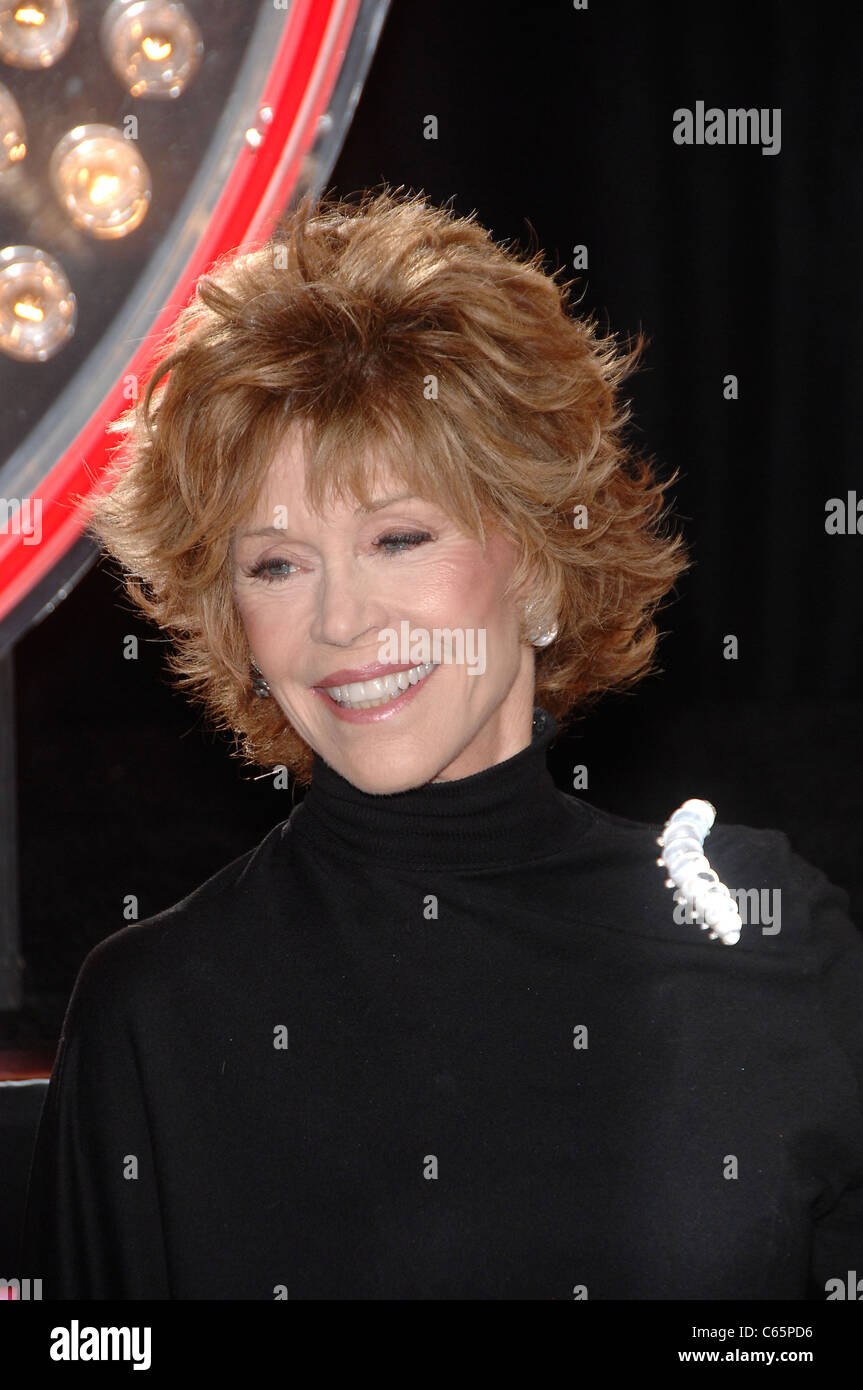 Jane Fonda presso gli arrivi per Premiere BURLESQUE, Grauman's Chinese Theatre di Los Angeles, CA Novembre 15, 2010. Foto Da: Michael Germana/Everett Collection Foto Stock