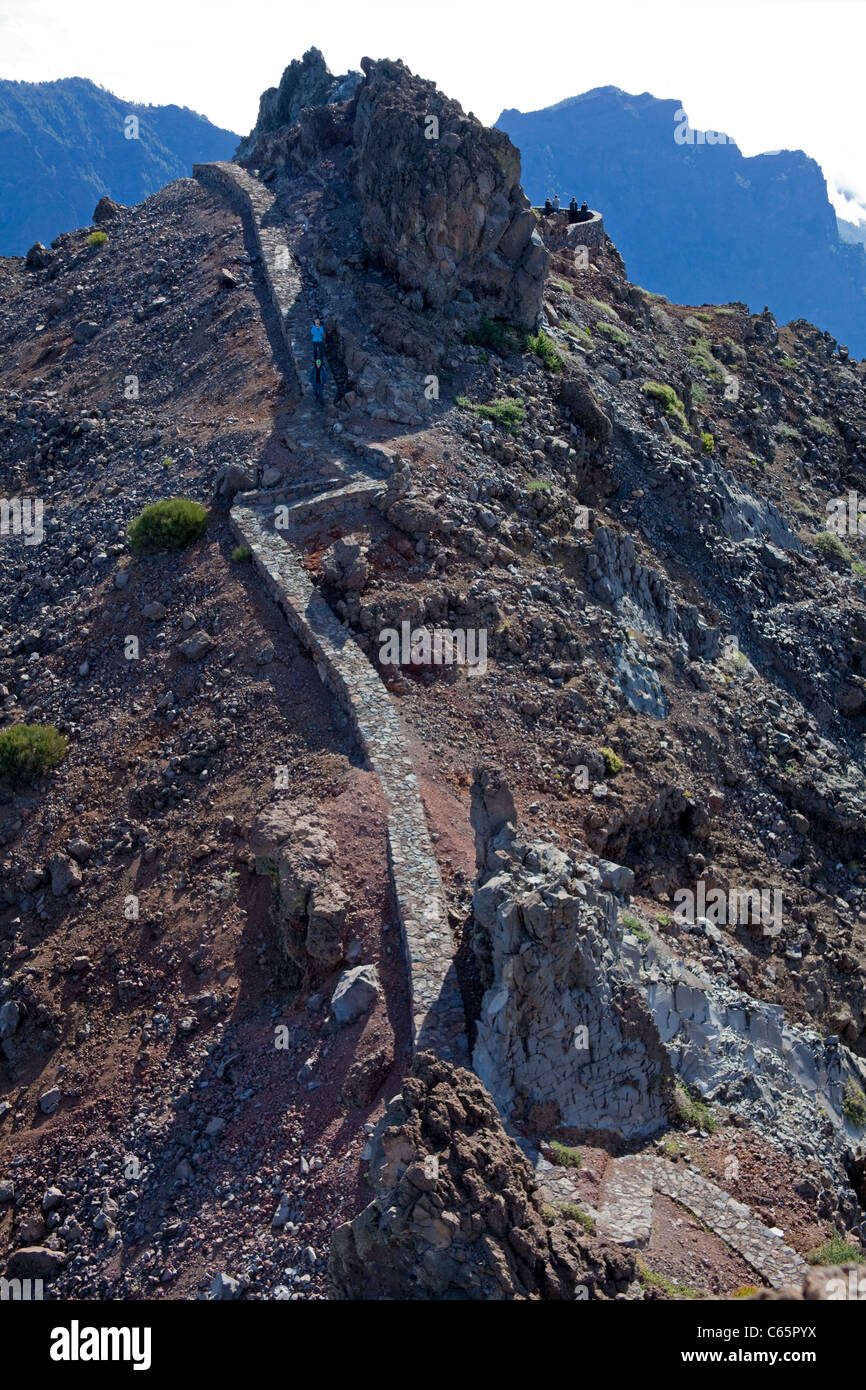 Wanderer auf der Spitze des Roque de los Muchachos, 2426 metri, Parque Nacional de la Caldera de Taburiente, escursionista sulla parte superiore Foto Stock