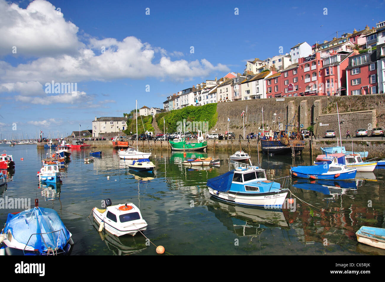 Barche ormeggiate nel porto di Brixham, Brixham, Devon, Inghilterra, Regno Unito Foto Stock