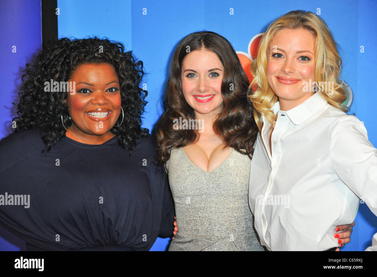 Yvette Nicole Brown, Alison Brie, Gillian Jacobs presso gli arrivi per NBC iniziali di presentazione per l'autunno 2011, Hilton New York New York, NY Maggio 16, 2011. Foto di: Gregorio T. Binuya/Everett Collection Foto Stock