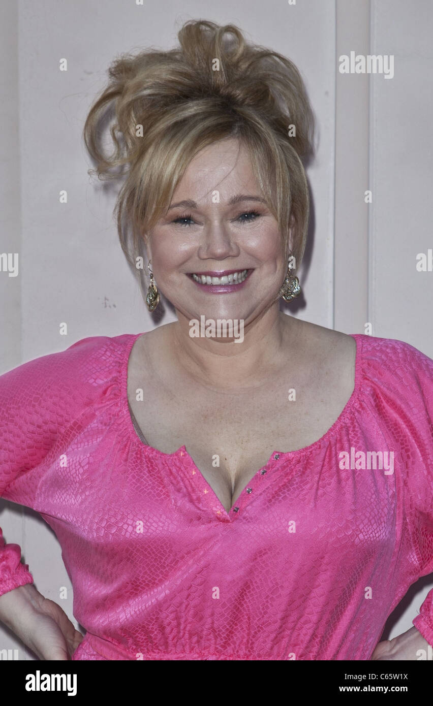 Caroline Rhea presso gli arrivi per ATA presenta una conversazione con il Signore che ci fanno ridere, Leonard H. Goldenson Theatre di Los Angeles, CA Maggio 16, 2011. Foto di: Emiley Schweich/Everett Collection Foto Stock
