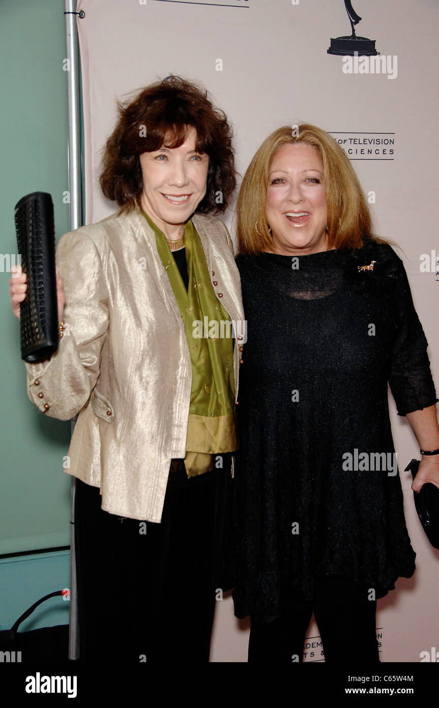 Lily Tomlin, Elayne Boosler presso gli arrivi per ATA presenta una conversazione con il Signore che ci fanno ridere, Leonard H. Goldenson Theatre di Los Angeles, CA Maggio 16, 2011. Foto Da: Michael Germana/Everett Collection Foto Stock