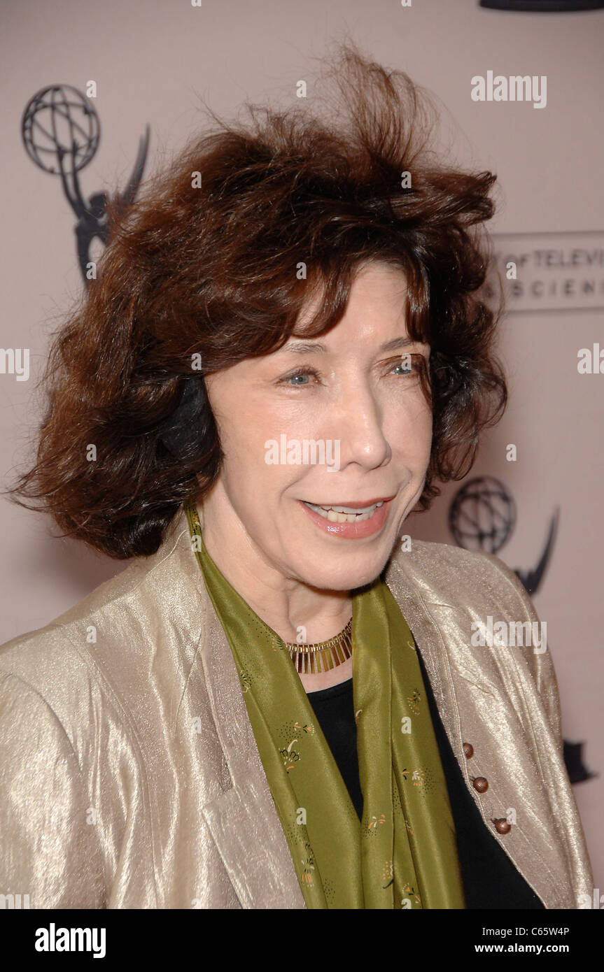 Lily Tomlin presso gli arrivi per ATA presenta una conversazione con il Signore che ci fanno ridere, Leonard H. Goldenson Theatre di Los Angeles, CA Maggio 16, 2011. Foto Da: Michael Germana/Everett Collection Foto Stock