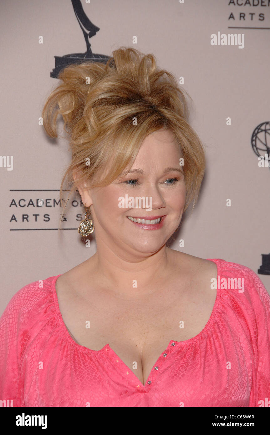 Caroline Rhea presso gli arrivi per ATA presenta una conversazione con il Signore che ci fanno ridere, Leonard H. Goldenson Theatre di Los Angeles, CA Maggio 16, 2011. Foto Da: Michael Germana/Everett Collection Foto Stock
