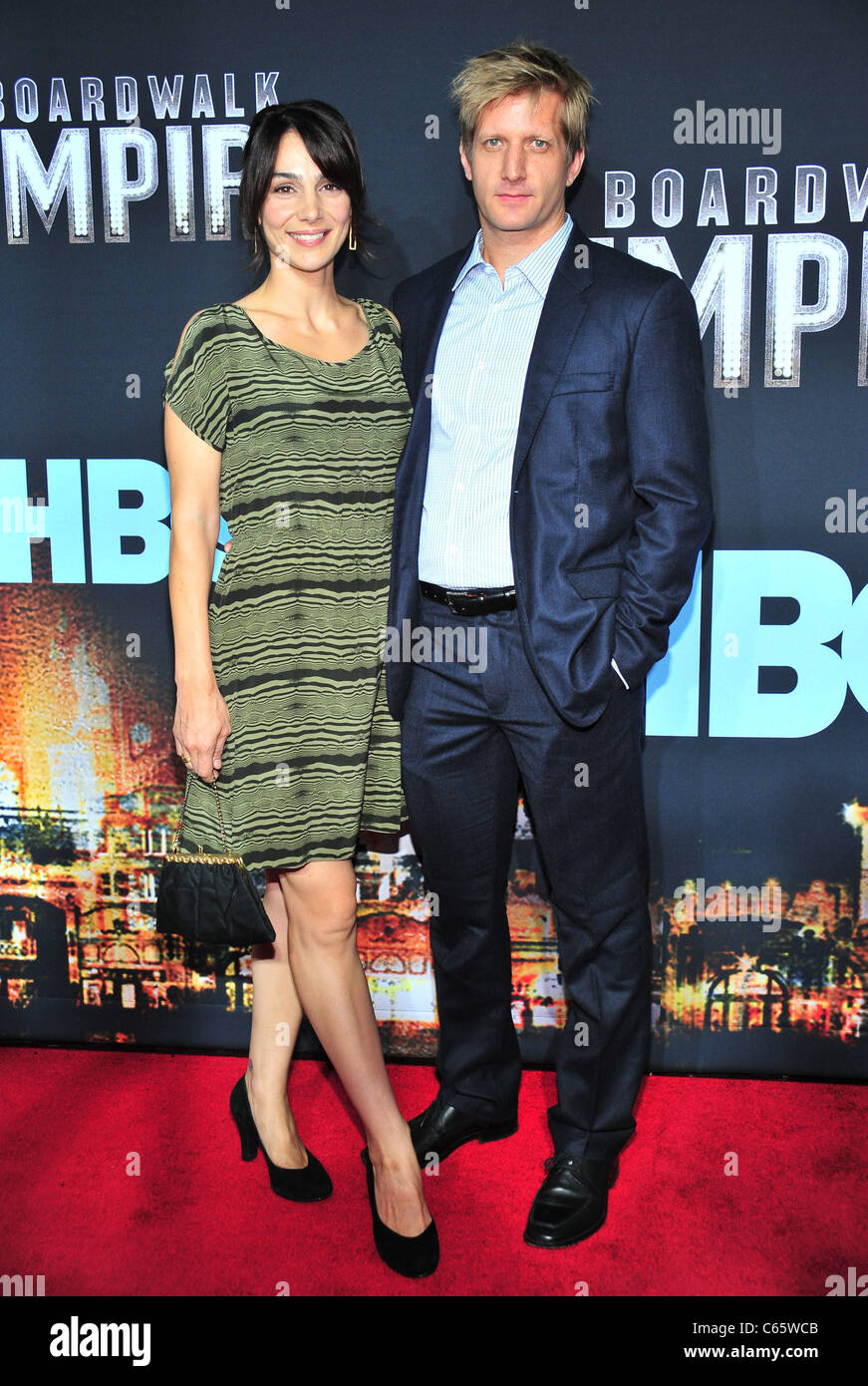 Annie Parisse, Paolo scintille all'arrivo del HBO BOARDWALK EMPIRE Serie Premiere, il Teatro Ziegfeld, New York, NY Settembre Foto Stock