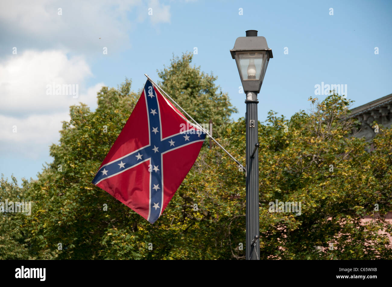 Bandiera confederate sulla lampada post. Foto Stock