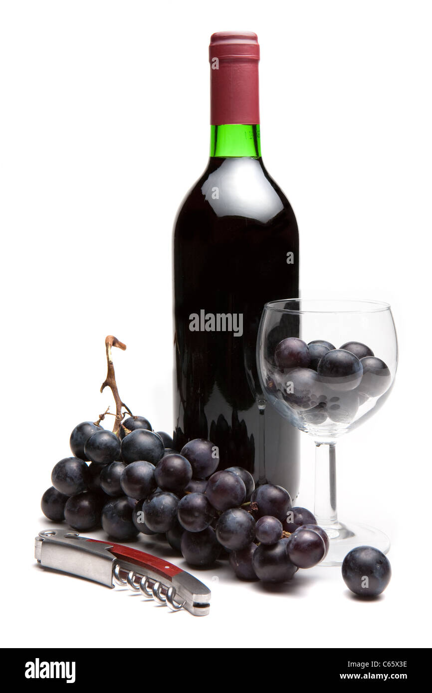 Bottiglia di vino rosso con uve e cavatappi Foto Stock