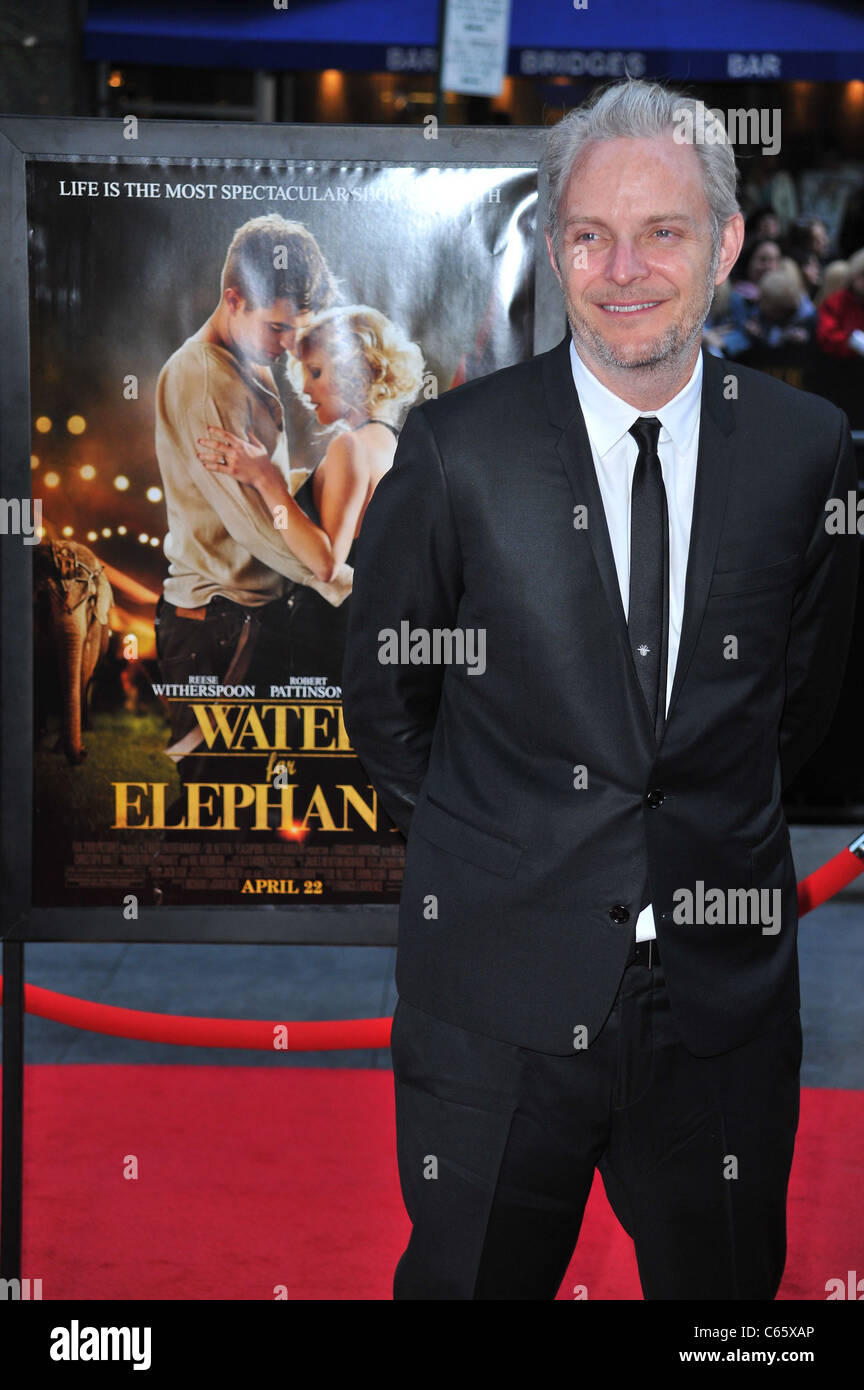 Francis Lawrence presso gli arrivi per acqua per elefanti Premiere, il Teatro Ziegfeld, New York, NY Aprile 17, 2011. Foto di: Gregorio T. Binuya/Everett Collection Foto Stock