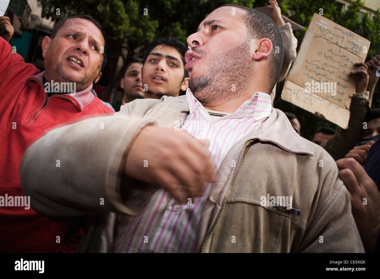 Un anti-Mubarak protester dà un intervento appassionato a Piazza Tahrir in un gruppo di altri manifestanti il giorno 8 della insurrezione Foto Stock