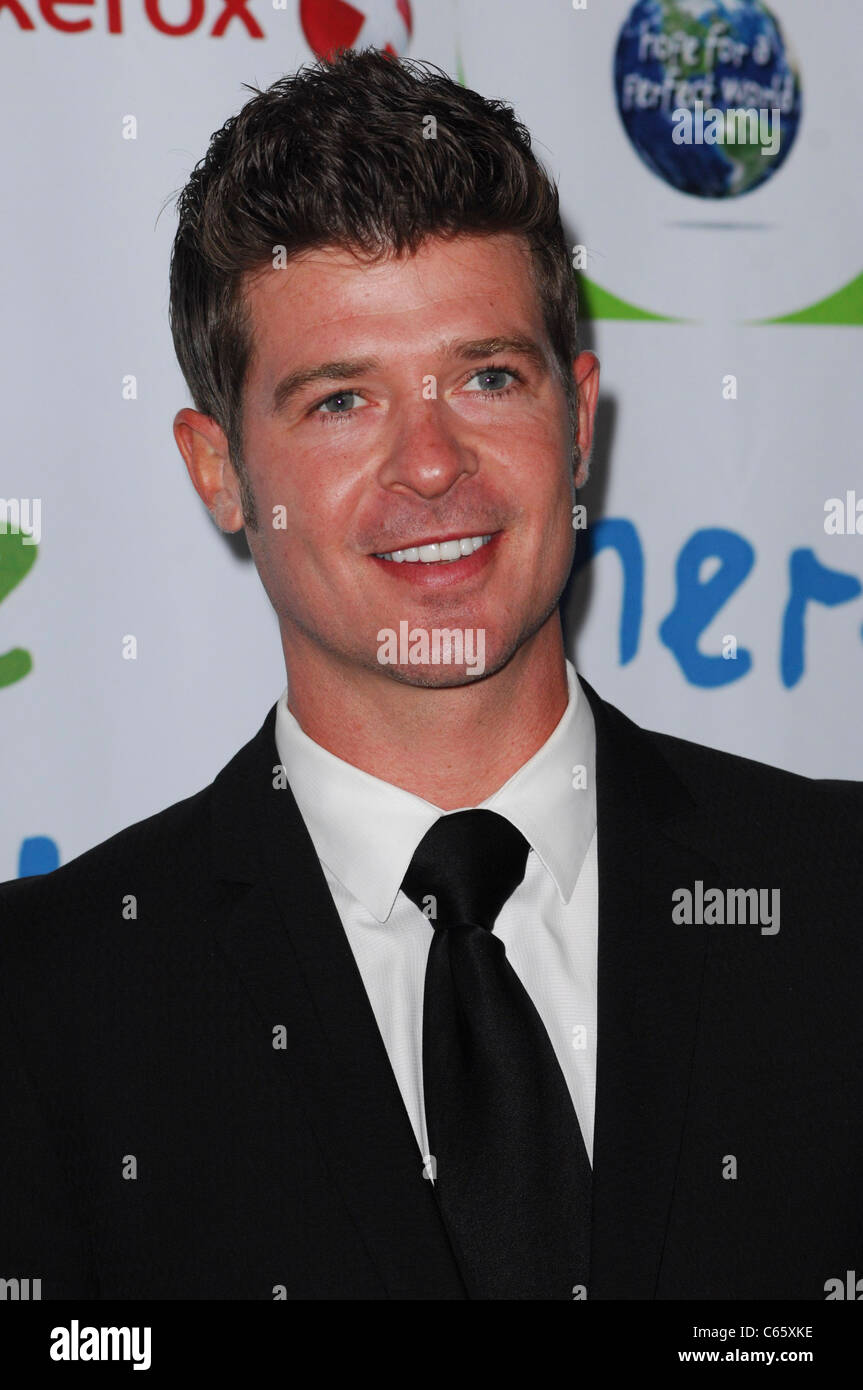 Robin Thicke presso gli arrivi per Silver Rose Gala e d'Aste, 04/17/2011, Beverly Hills, CA 17 aprile 2011. Foto di: Elizabeth Goodenough/Everett Collection Foto Stock