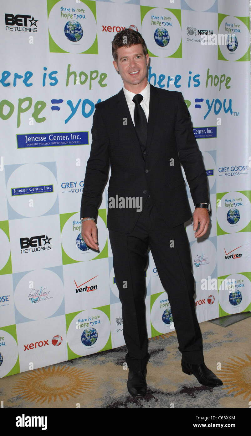 Robin Thicke presso gli arrivi per Silver Rose Gala e d'Aste, 04/17/2011, Beverly Hills, CA 17 aprile 2011. Foto di: Elizabeth Goodenough/Everett Collection Foto Stock