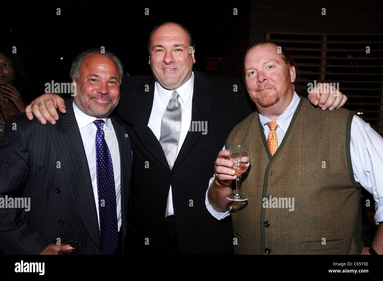 Bo Dietl, James Gandolfini, Mario Batali di presenze per la celebrazione di un coraggio che beneficiano di speranza e di eroi bambini Fondo di cancro, Jazz al Lincoln Center, Rose Theatre di New York, NY Settembre 23, 2010. Foto di: Rob ricco/Everett Collection Foto Stock