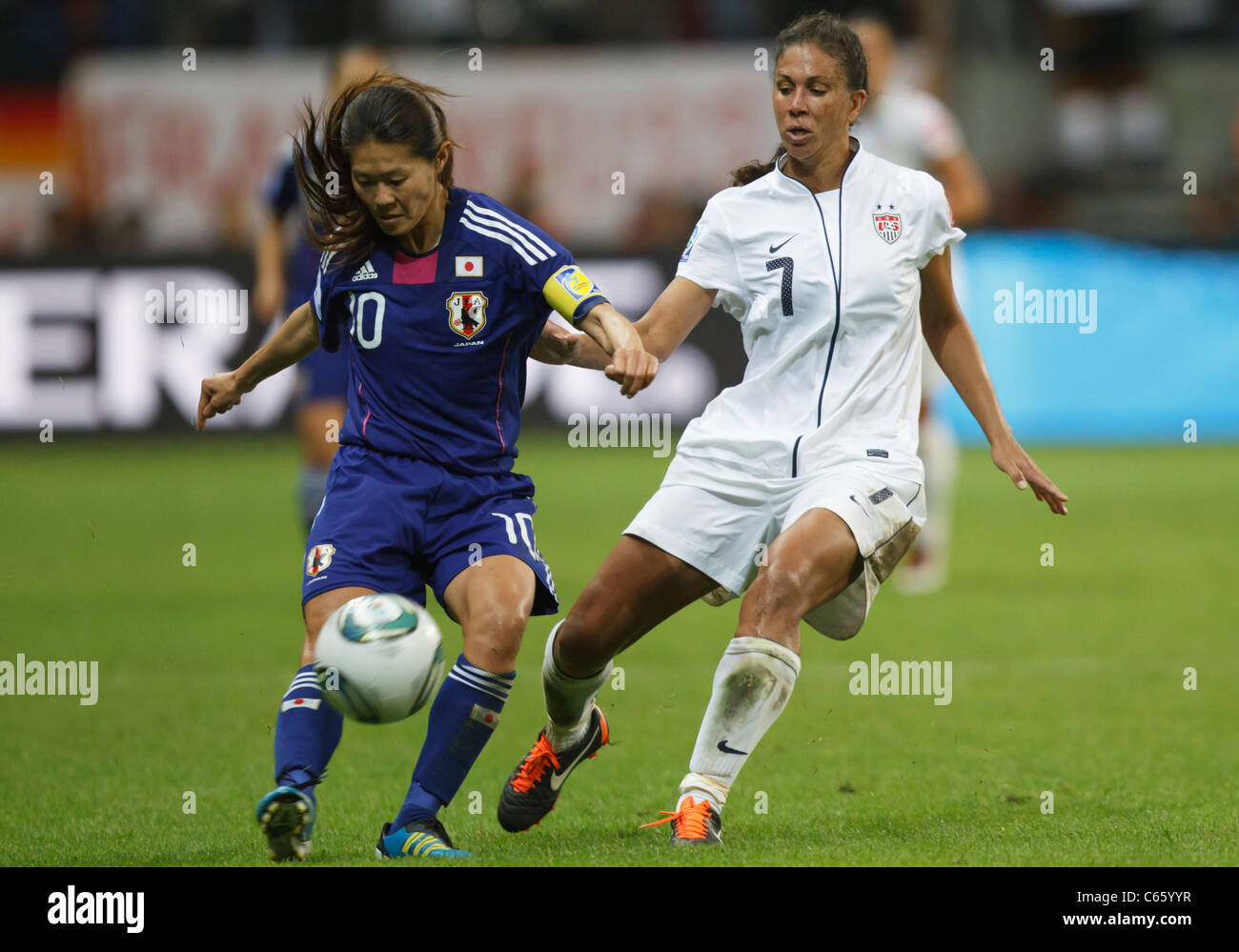 Il capitano della squadra giapponese Homare Sawa (10) calcia la palla davanti a Shannon Boxx degli Stati Uniti (7) durante la finale della Coppa del mondo femminile FIFA del 17 luglio 2011 allo stadio della Coppa del mondo femminile FIFA di Francoforte, Germania. Solo per uso editoriale. Uso commerciale vietato. (Fotografia di Jonathan Paul Larsen / Diadem Images) Foto Stock