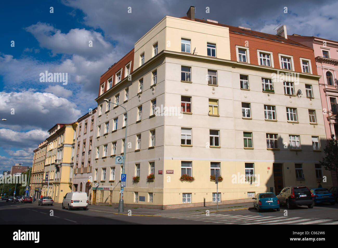 Case lungo Ondrickova street quartiere di Vinohrady di Praga Repubblica Ceca Europa Foto Stock