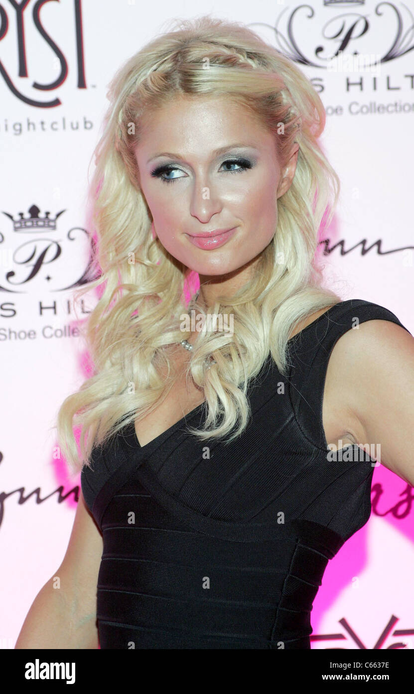 Paris Hilton ad una apparizione pubblica per il lancio di Paris Hilton Primavera 2011 Scarpa Raccolta e ultima fragranza TEASE, Tryst Nightclub al Wynn di Las Vegas, Las Vegas NV, Agosto 17, 2010. Foto di: James Atoa/Everett Collection Foto Stock